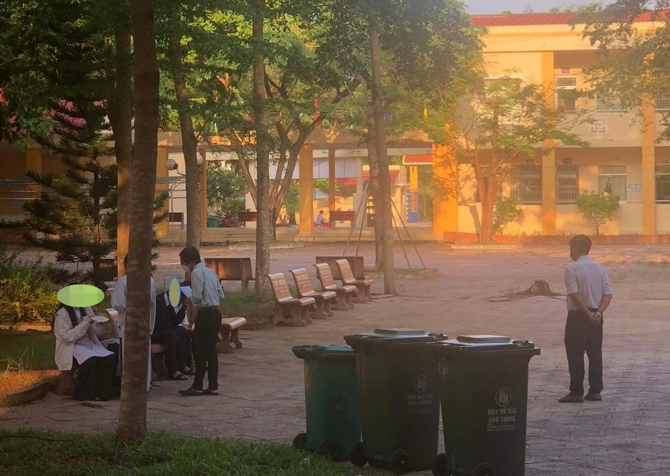 The vice principal of a famous high school in Ca Mau forced students to eat food taken from the trash: What did the school say?  - Photo 1.