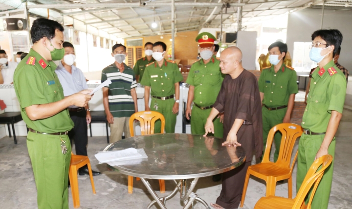 The man decorated his house like a pagoda, dressed as a monk, pretended to be a monk, adopted orphans, and brutally beat him - Photo 1.