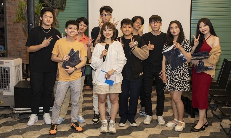 L&agrave;ng game Việt tr&igrave;nh l&agrave;ng một nữ MC mới, nhưng sao d&acirc;n t&igrave;nh n&aacute;o loạn gọi t&ecirc;n &ldquo;đ&agrave;n chị&rdquo; Minh Nghi? - Ảnh 2.