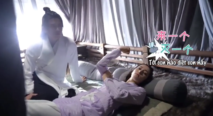 Địch Lệ Nhiệt Ba đang hôn Nhậm Gia Luân ngon trớn thì bị kẻ thứ 3 quấy rối, lai lịch ra sao mà hai anh chị chỉ biết cười sượng? - Ảnh 6. Địch Lệ Nhiệt Ba đang hôn Nhậm Gia Luân ngon trớn thì bị kẻ thứ 3 quấy rối, lai lịch ra sao mà hai anh chị chỉ biết cười sượng? - Ảnh 6.