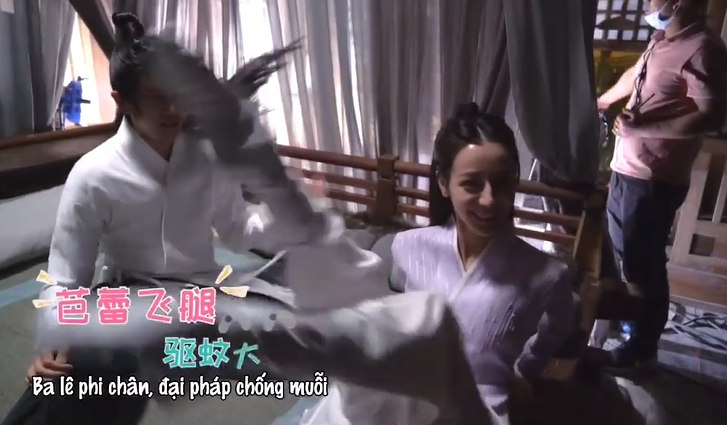 Địch Lệ Nhiệt Ba đang hôn Nhậm Gia Luân ngon trớn thì bị kẻ thứ 3 quấy rối, lai lịch ra sao mà hai anh chị chỉ biết cười sượng? - Ảnh 5. Địch Lệ Nhiệt Ba đang hôn Nhậm Gia Luân ngon trớn thì bị kẻ thứ 3 quấy rối, lai lịch ra sao mà hai anh chị chỉ biết cười sượng? - Ảnh 5.