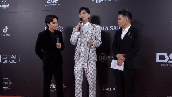 Dược sĩ Tiến được 3 vệ sĩ hộ tống đến Chung kết show Hương Giang, cầm phương trượng 1200 vi&ecirc;n kim cương l&ecirc;n thảm đỏ! - Ảnh 5.