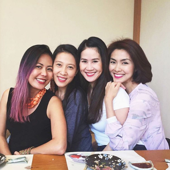 Hội bạn thân đình đám Vbiz: Gia đình Hoa Dâm Bụt coi nhau như ruột thịt, Hà Tăng có tình bạn triệu đô hơn một thập kỷ - Ảnh 28. Hội bạn thân đình đám Vbiz: Gia đình Hoa Dâm Bụt coi nhau như ruột thịt, Hà Tăng có tình bạn triệu đô hơn một thập kỷ - Ảnh 28.