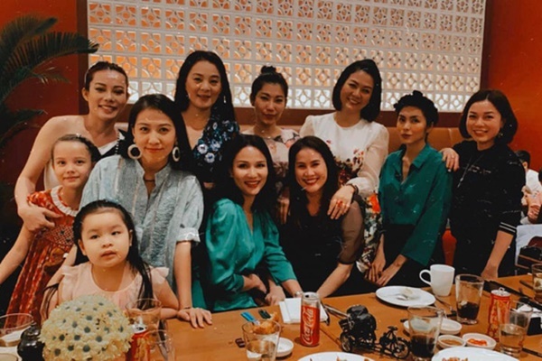 Hội bạn thân đình đám Vbiz: Gia đình Hoa Dâm Bụt coi nhau như ruột thịt, Hà Tăng có tình bạn triệu đô hơn một thập kỷ - Ảnh 31. Hội bạn thân đình đám Vbiz: Gia đình Hoa Dâm Bụt coi nhau như ruột thịt, Hà Tăng có tình bạn triệu đô hơn một thập kỷ - Ảnh 31.