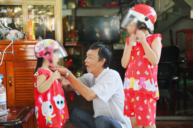 Hai bé gái đói lả bên thi thể cha mẹ được Hoa hậu nhận nuôi, lo ăn học đến trưởng thành - Ảnh 2. Hai bé gái đói lả bên thi thể cha mẹ được Hoa hậu nhận nuôi, lo ăn học đến trưởng thành - Ảnh 2.