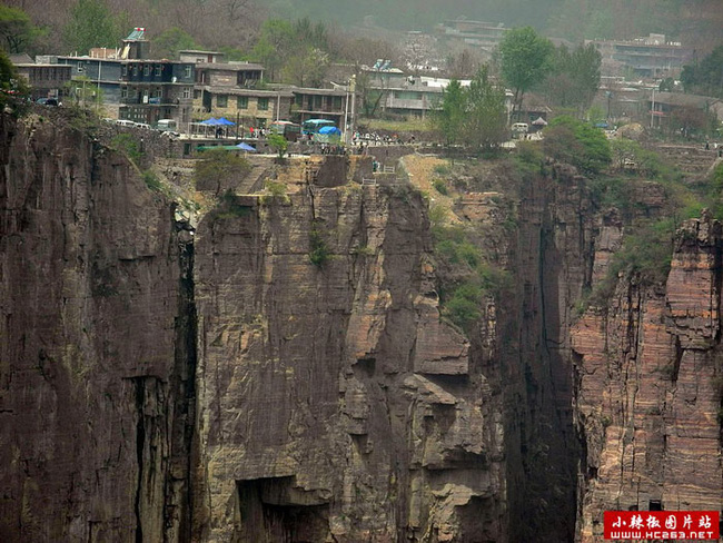 Thôn làng nguy hiểm nhất Trung Quốc: Tọa lạc trên núi dựng đứng cao 1.700m, có cung đường treo vách đá cheo leo thách thức mọi tay lái lão luyện - Ảnh 1.