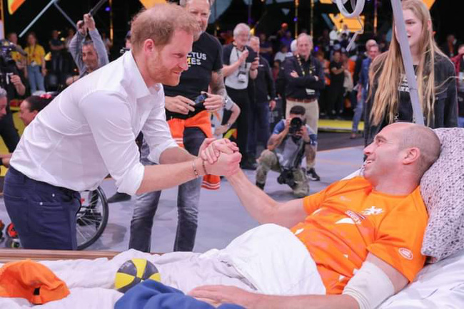 Harry lộ diện sau cuộc phỏng vấn tai tiếng, c&oacute; th&aacute;i độ khiến dư luận n&oacute;ng mắt khi được hỏi về sinh nhật Nữ ho&agrave;ng Anh - Ảnh 4.