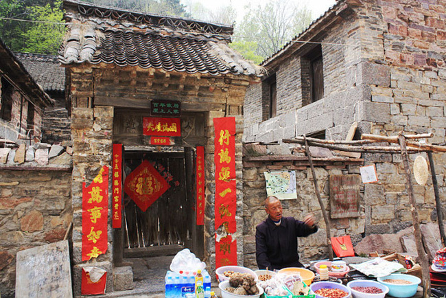 The most dangerous village in China: Located on a steep mountain 1,700m high, with a cliff-hanging road that challenges all experienced drivers - Photo 3.