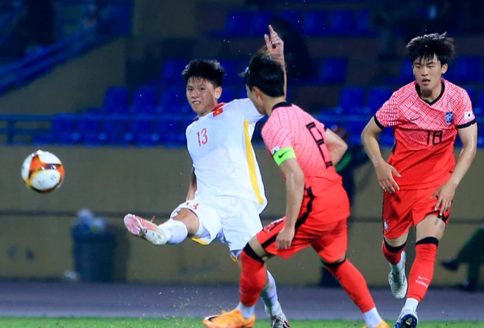 Trung vệ U23 Việt Nam chơi xấu, xô xát cực căng với tiền đạo U20 Hàn Quốc - Ảnh 4.