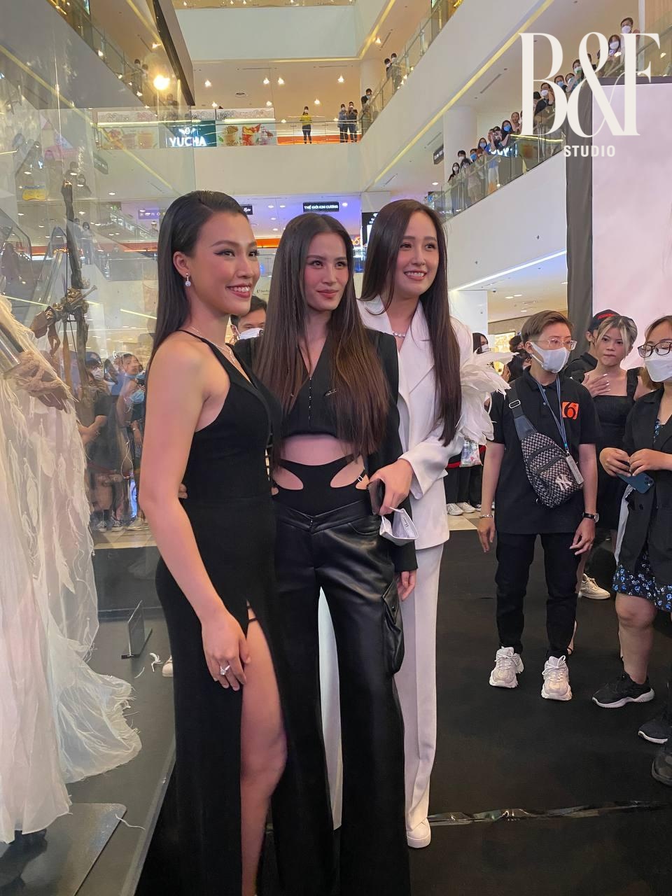 Standing next to Dong Nhi showing off her fiercely thin waist, MC Hoang Oanh - Mai Phuong Thuy was temporarily invisible - Photo 3. Standing next to Dong Nhi showing off her fiercely thin waist, MC Hoang Oanh - Mai Phuong Thuy was temporarily invisible - Photo 3.
