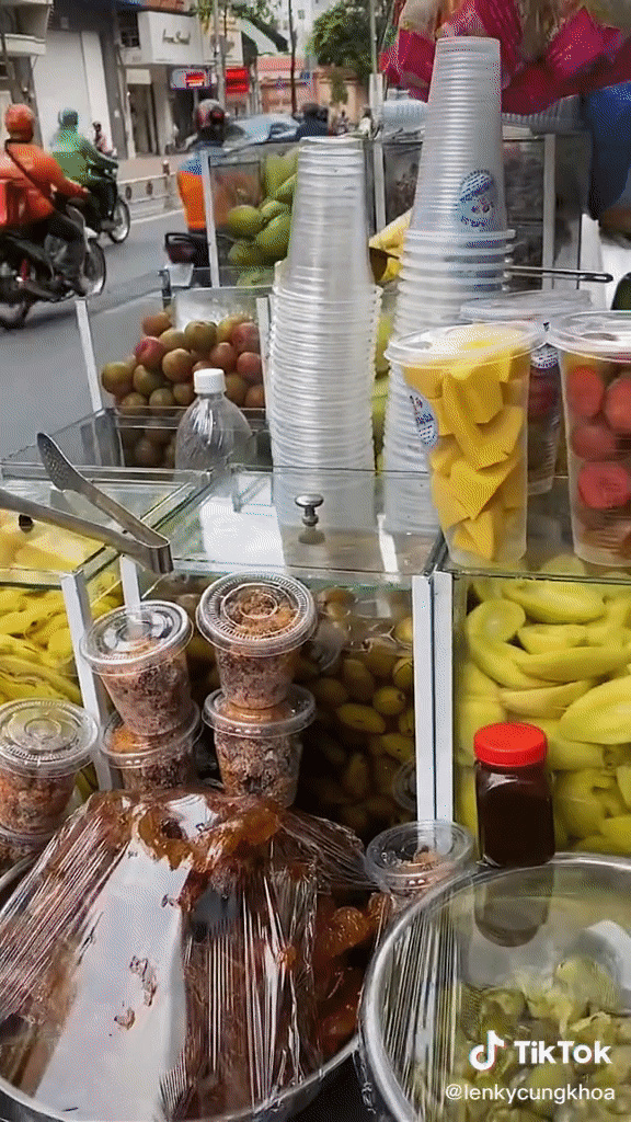 Hai xe trái cây được khen ngon nhất thế giới nằm ngay Quận 4 Sài Gòn, xem là chua mồm nhưng nhìn giá thì nhăn mặt - Ảnh 5.