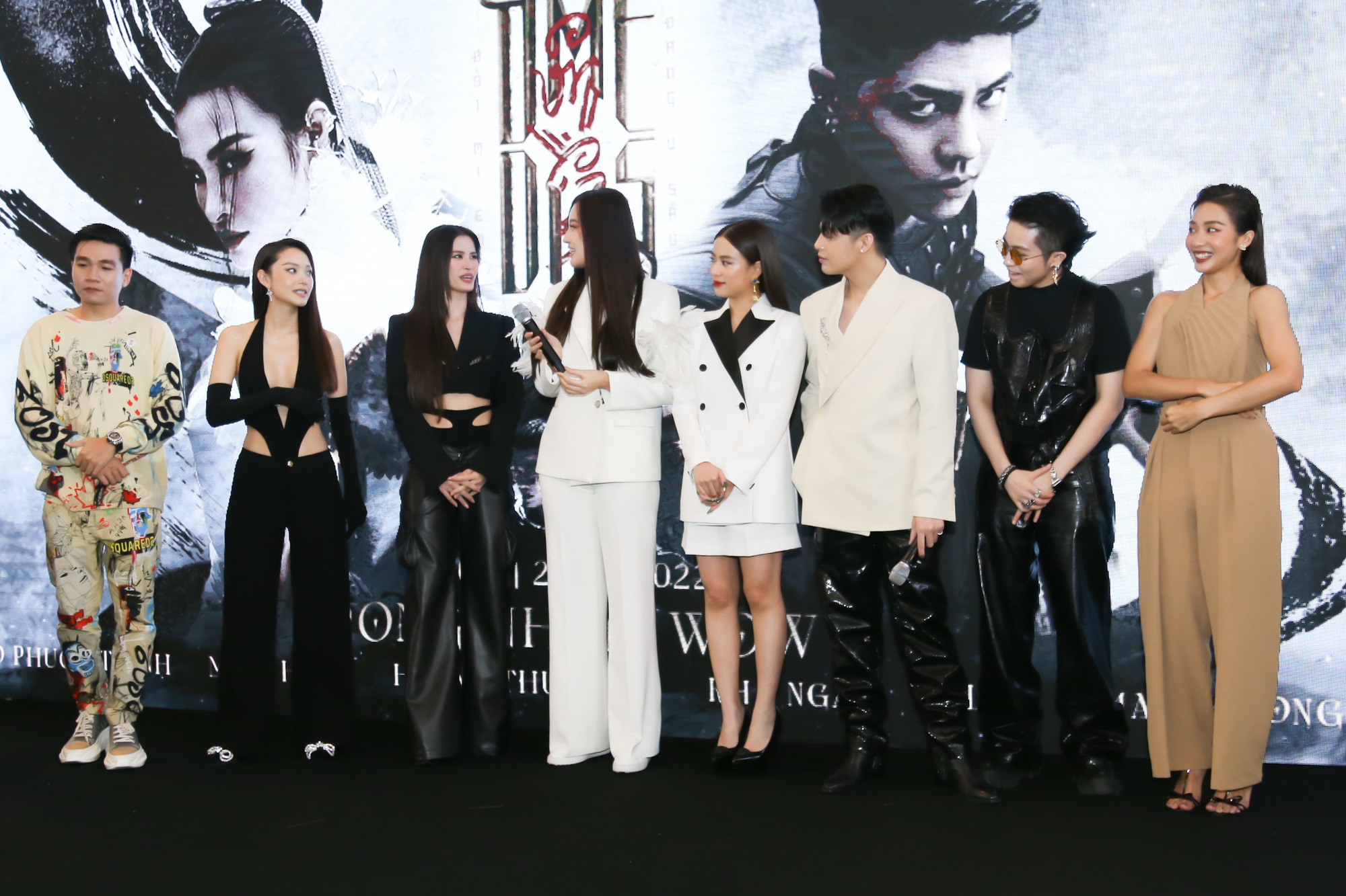 Giữ khoảng c&aacute;ch l&agrave;m g&igrave;? V&igrave; h&agrave;nh động n&agrave;y của Gil L&ecirc; d&agrave;nh cho Ho&agrave;ng Thuỳ Linh đ&atilde; tố c&aacute;o tất cả! - Ảnh 1.