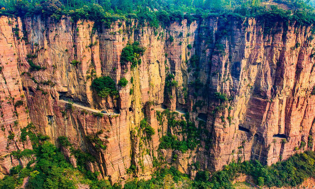 Thôn làng nguy hiểm nhất Trung Quốc: Tọa lạc trên núi dựng đứng cao 1.700m, có cung đường treo vách đá cheo leo thách thức mọi tay lái lão luyện  - Ảnh 2.