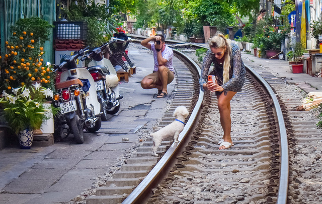 The train street cafe in Hanoi welcomes visitors back with many big changes - Photo 3.