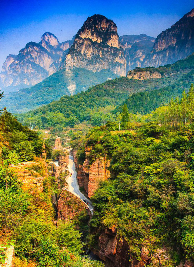 Thôn làng nguy hiểm nhất Trung Quốc: Tọa lạc trên núi dựng đứng cao 1.700m, có cung đường treo vách đá cheo leo thách thức mọi tay lái lão luyện  - Ảnh 5.