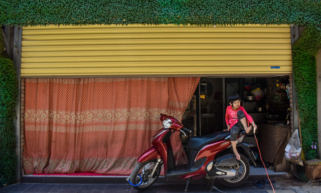 Train street cafe in Hanoi welcomes back guests with many big changes - Photo 5.