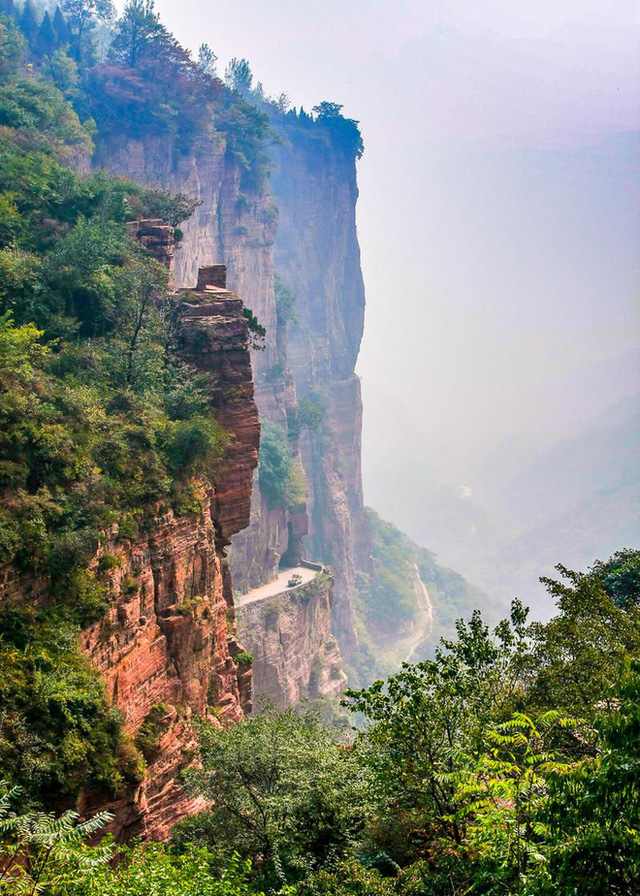 Thôn làng nguy hiểm nhất Trung Quốc: Tọa lạc trên núi dựng đứng cao 1.700m, có cung đường treo vách đá cheo leo thách thức mọi tay lái lão luyện  - Ảnh 6.