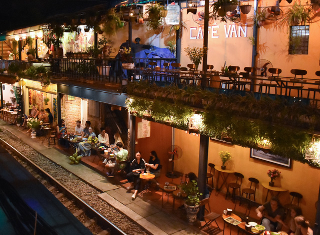 Train street cafe in Hanoi welcomes back guests with many big changes - Photo 6.