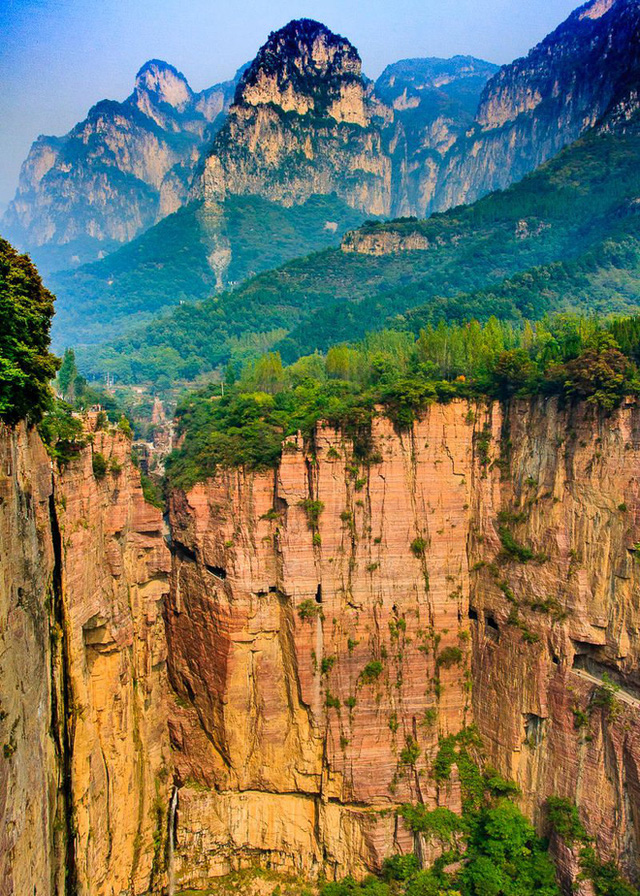 Thôn làng nguy hiểm nhất Trung Quốc: Tọa lạc trên núi dựng đứng cao 1.700m, có cung đường treo vách đá cheo leo thách thức mọi tay lái lão luyện  - Ảnh 7.