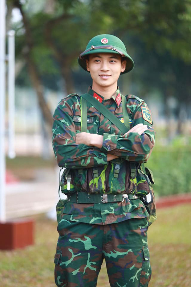 The army hot boy once again made the sisters fall, appearing in the frame, still showing off his handsomeness - Photo 1.