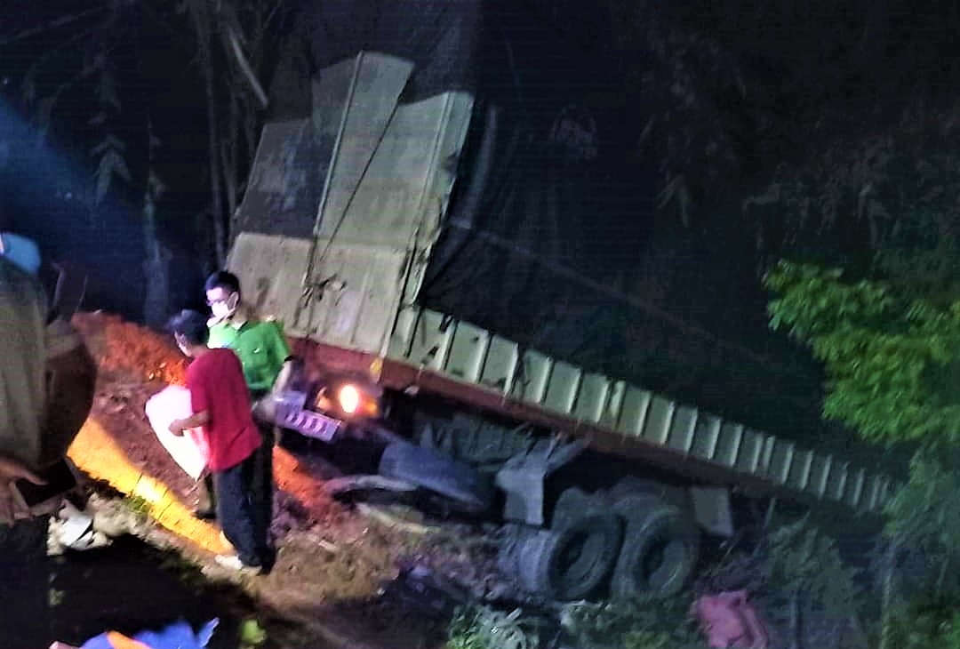 The truck lost control and crashed into people's houses, 3 mother and daughter died - Photo 2.