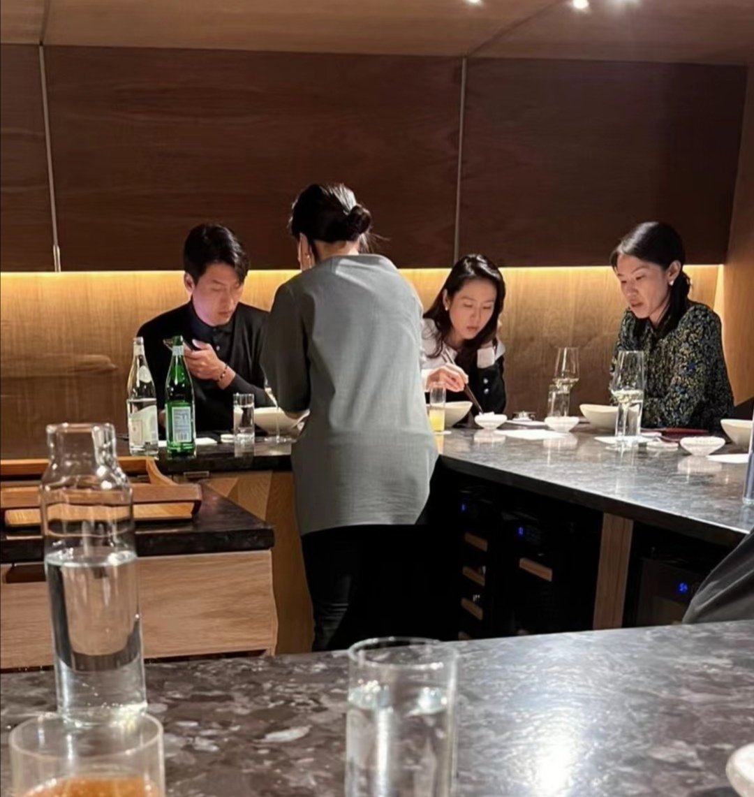 Lucky fans caught a clear picture of Hyun Bin and Son Ye Jin's faces eating in the US: This beauty combo deserves the title of top visual Kbiz!  - Photo 2.