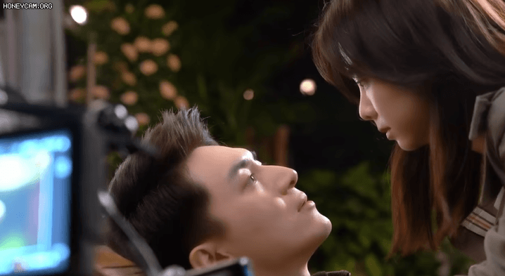 Fan chê hết lời Đàm Tùng Vận vì nụ hôn "giả trân" quay chục lần mới xong, xem hậu trường mới thấy gượng gạo hơn gấp bội!