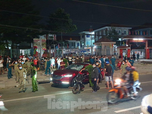  Ô tô tông liên hoàn kéo lê xe máy hơn 2km, người đi đường bất bình phá vỡ kính xe  - Ảnh 1.