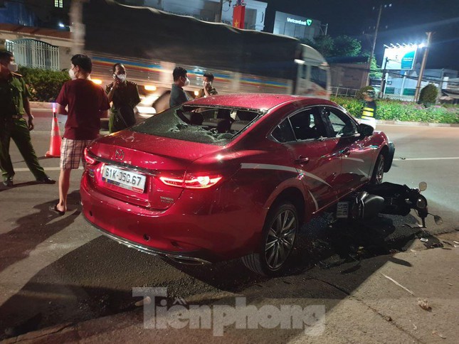  Ô tô tông liên hoàn kéo lê xe máy hơn 2km, người đi đường bất bình phá vỡ kính xe  - Ảnh 2.