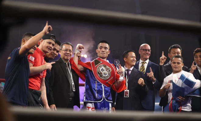 Dinh Hong Quan won a beautiful victory over his Filipino opponent, winning the historic IBF belt for Vietnamese boxing - Photo 3.