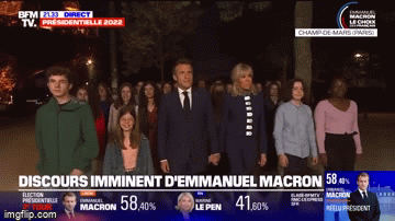 Khoảnh khắc gây bão MXH: Tổng thống Pháp tái đắc cử, nắm chặt tay người vợ hơn 24 tuổi, Đệ nhất phu nhân lại có phản ứng kém tinh tế - Ảnh 1.