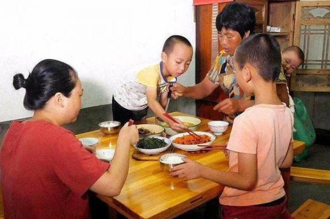 Giáo sư nổi tiếng nói: 3 HÀNH VI trên bàn ăn của trẻ dự báo tương lai gập ghềnh, cha mẹ chấn chỉnh càng sớm con càng đỡ khổ - Ảnh 1.