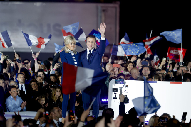 Khoảnh khắc gây bão MXH: Tổng thống Pháp tái đắc cử, nắm chặt tay người vợ hơn 24 tuổi, Đệ nhất phu nhân lại có phản ứng kém tinh tế - Ảnh 4.