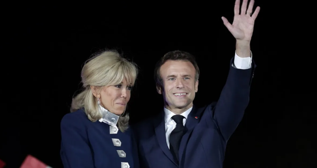 Khoảnh khắc gây bão MXH: Tổng thống Pháp tái đắc cử, nắm chặt tay người vợ hơn 24 tuổi, Đệ nhất phu nhân lại có phản ứng kém tinh tế - Ảnh 5.