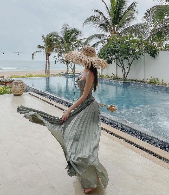 15 outfit đi du lịch của sao Việt: Chị em ghim ngay để mặc đẹp cả chuyến đi - Ảnh 8.