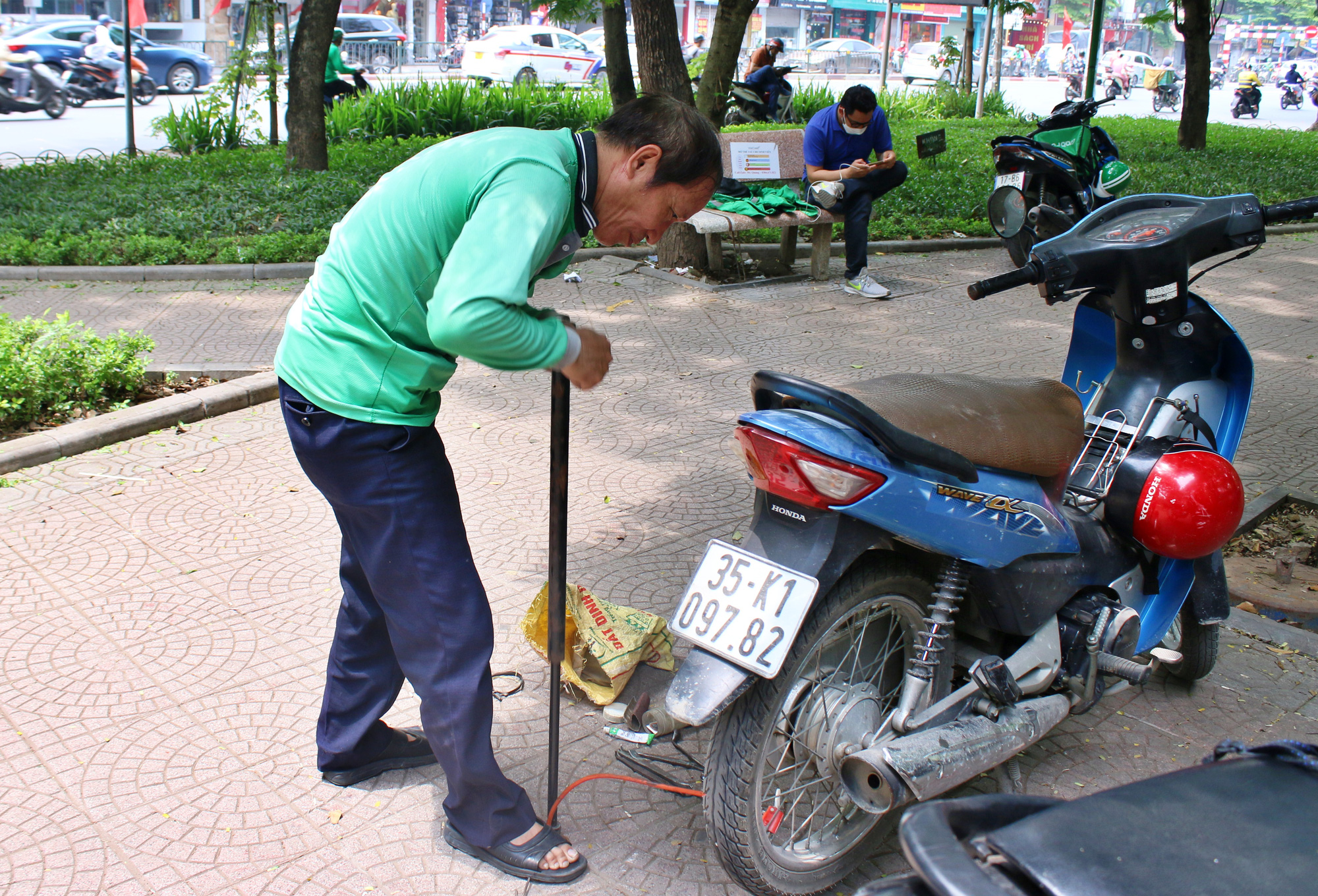 Meeting again the father who lived in the sewers for 10 years and raised 2 children as valedictorian in Hanoi university: I am no longer in the sewer - Photo 3.