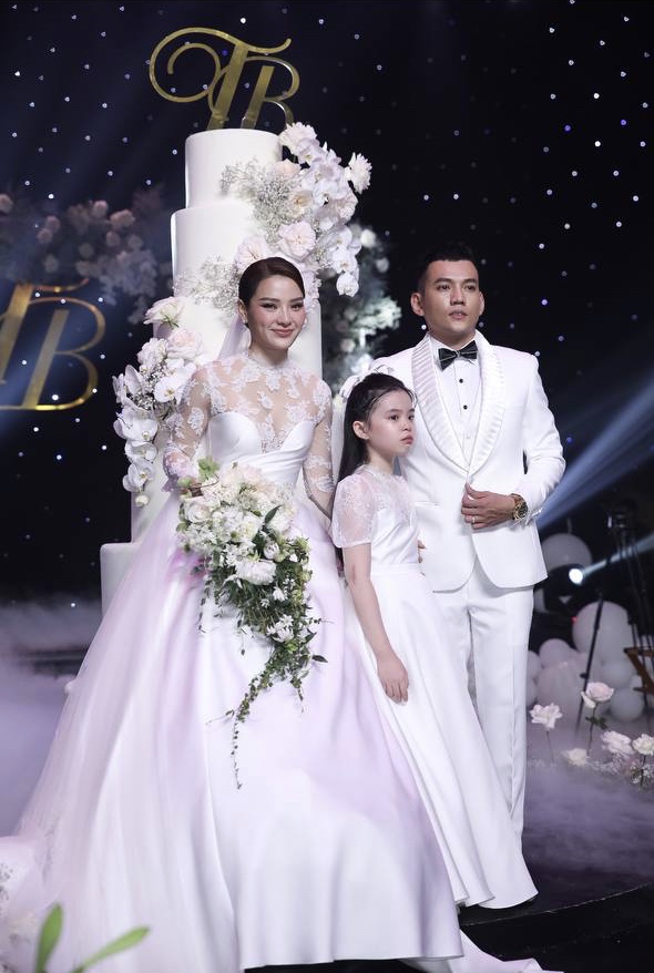 Netizen nổ ra tranh c&atilde;i tr&aacute;i chiều bộ v&aacute;y cưới của Phương Trinh Jolie, nguy&ecirc;n do v&igrave; điều n&agrave;y? - Ảnh 10.