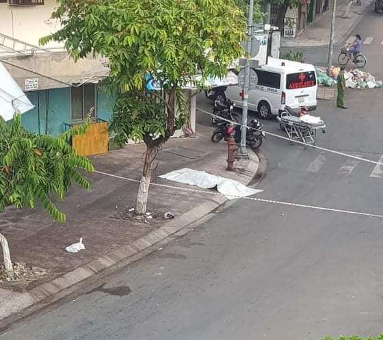 The case of a man who died on the sidewalk, suspected of being murdered in Ho Chi Minh City: The left ankle was broken, the camera recorded a mystery - Photo 1.