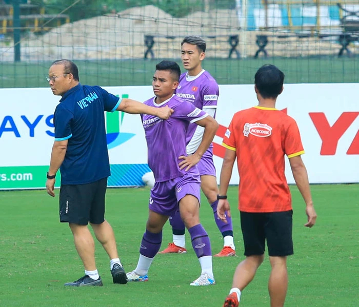 HLV Park Hang-seo làm “người phán xử”, túm áo Hồ Thanh Minh đi bắt tay với Bùi Hoàng Việt Anh - Ảnh 1.