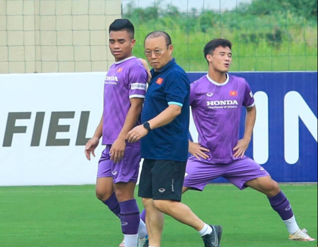 HLV Park Hang-seo làm “người phán xử”, túm áo Hồ Thanh Minh đi bắt tay với Bùi Hoàng Việt Anh - Ảnh 2.