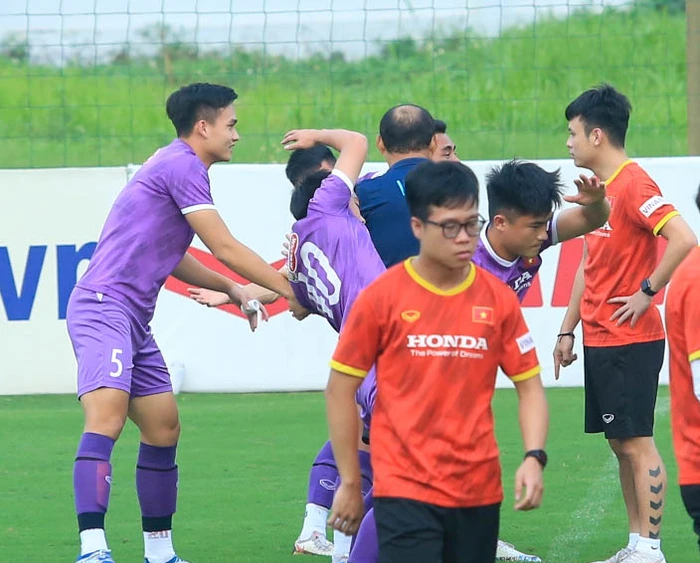 HLV Park Hang-seo làm “người phán xử”, túm áo Hồ Thanh Minh đi bắt tay với Bùi Hoàng Việt Anh - Ảnh 4.