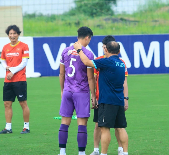 HLV Park Hang-seo làm “người phán xử”, túm áo Hồ Thanh Minh đi bắt tay với Bùi Hoàng Việt Anh - Ảnh 6.