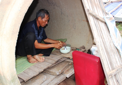 Meet the father of 10 years living in the sewers, raising 2 children as valedictorian in a university in Hanoi: I'm no longer in the sewer - Photo 2.