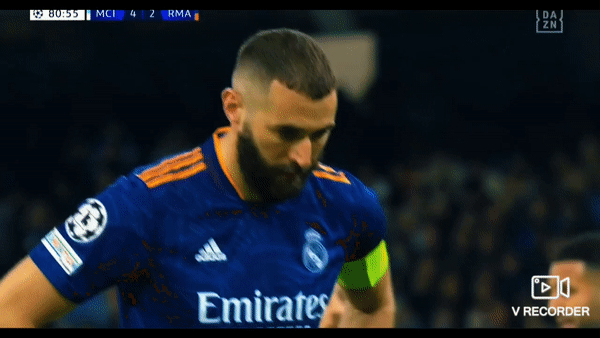 Benzema bị fan Man City chơi xấu trước pha đá pen táo bạo - Ảnh 1.