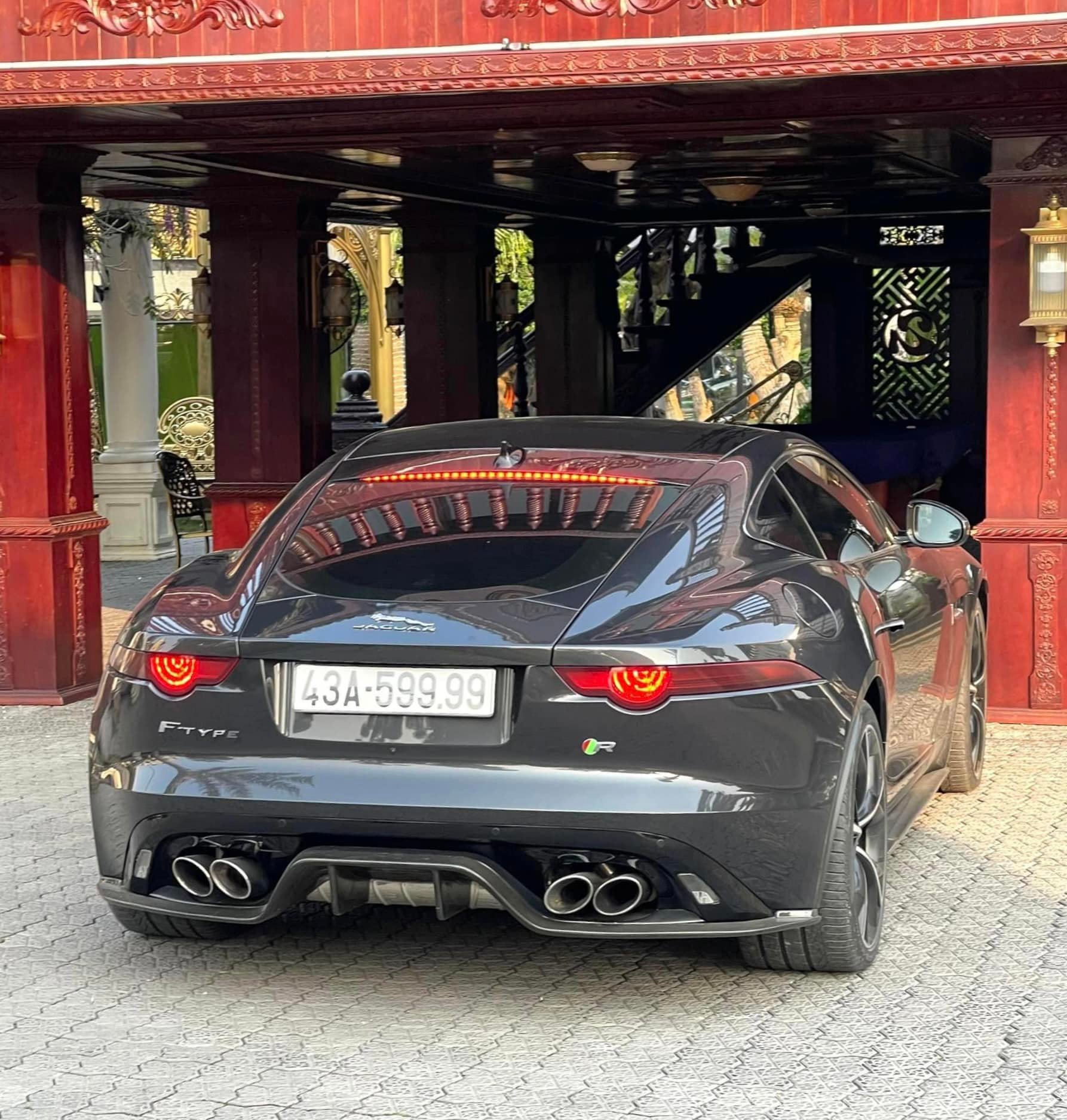 The giant pig farm in Hai Duong caused a stir when closing orders for a Jaguar F-Type R box truck in the fourth quarter of the year - Photo 1.