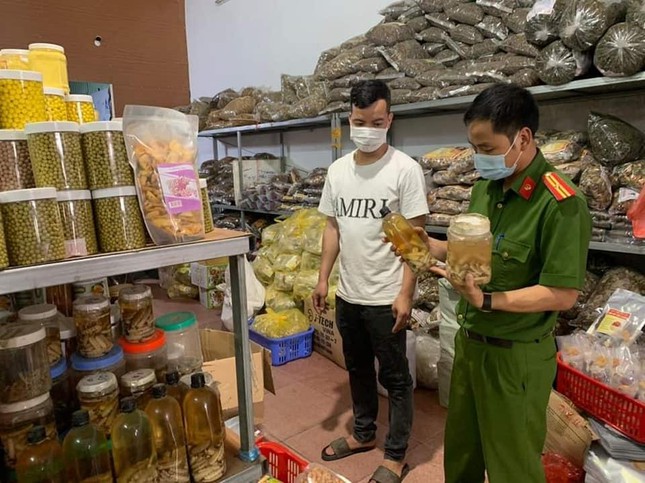 Ph&aacute;t hiện kho thần dược kh&ocirc;ng r&otilde; nguồn gốc - Ảnh 1.