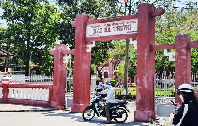 Cuối năm học, học sinh vẫn ngập trong các khoản thu từ trên trời - Ảnh 1.