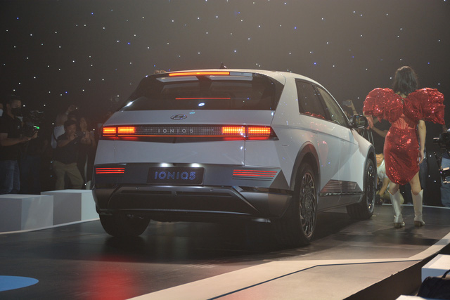 Hyundai Ioniq 5 ra mắt Việt Nam, th&aacute;ch thức Kia EV6 v&agrave; loạt xe VinFast - Ảnh 15.