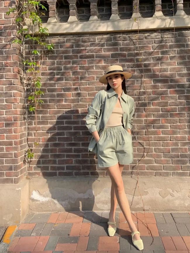 Street style Châu Á: Hội chị em diện áo phông đơn giản mà vẫn đẹp mê, nhìn mà muốn copy ngay - Ảnh 2.