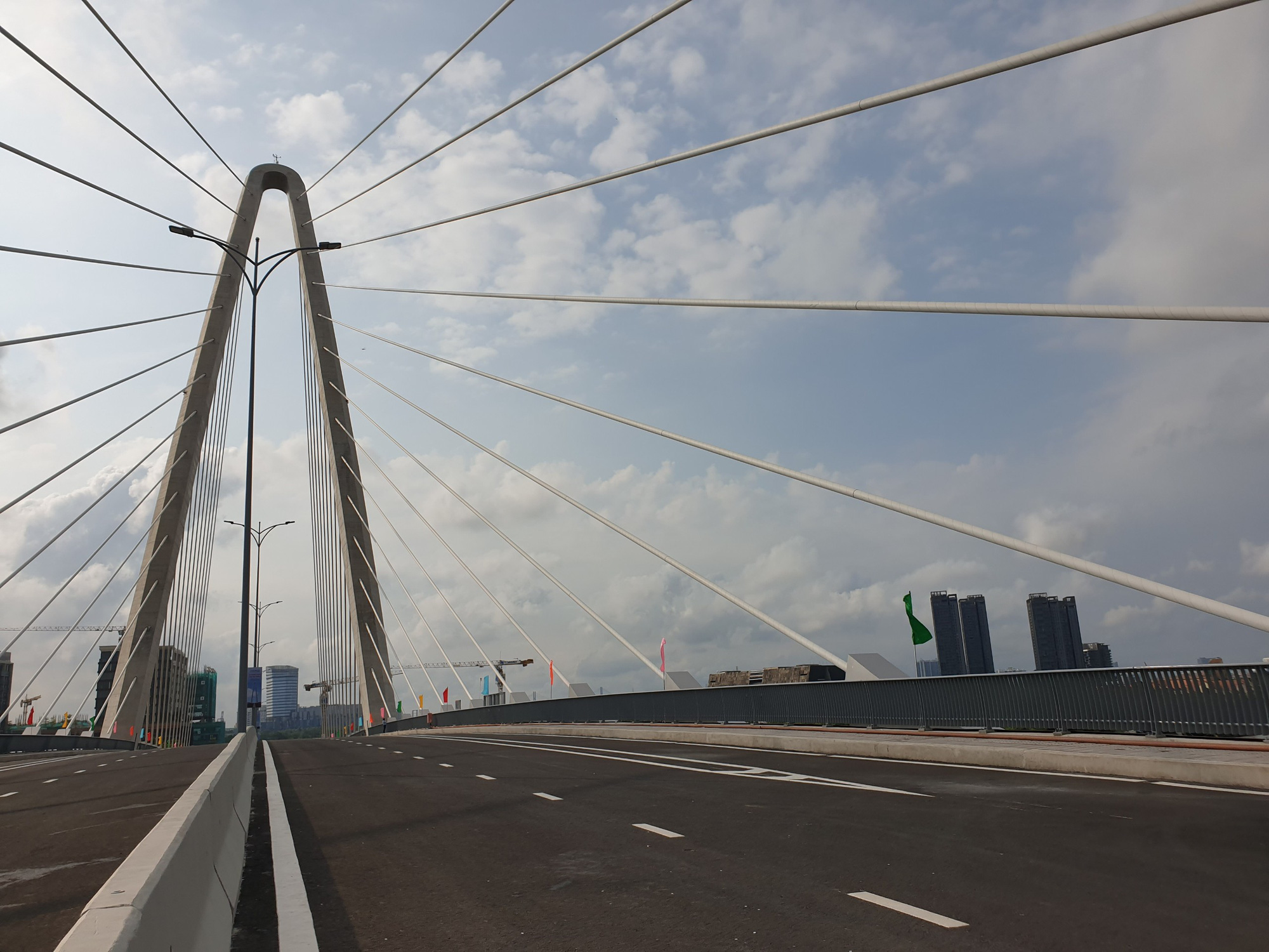 Ho Chi Minh City officially opened Thu Thiem 2 bridge after 7 years of construction - Photo 5.